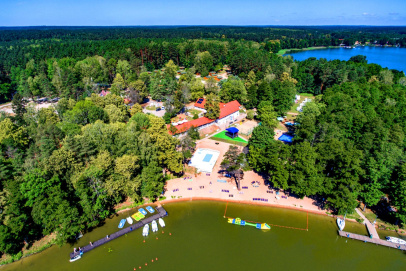Wyjazdy integracyjne dla firm? Mazury mają naprawdę szeroką ofertę. Jedna z propozycji: Klub Mila Kamień!